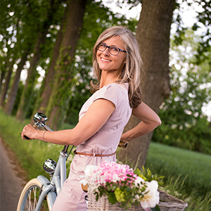 Nainen pyöräilemässä